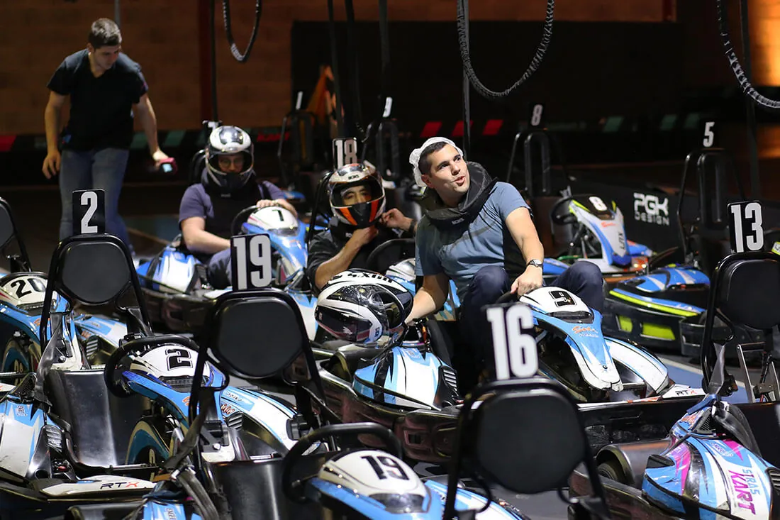 Les membres de VDN sur la piste de karting de StrasKart